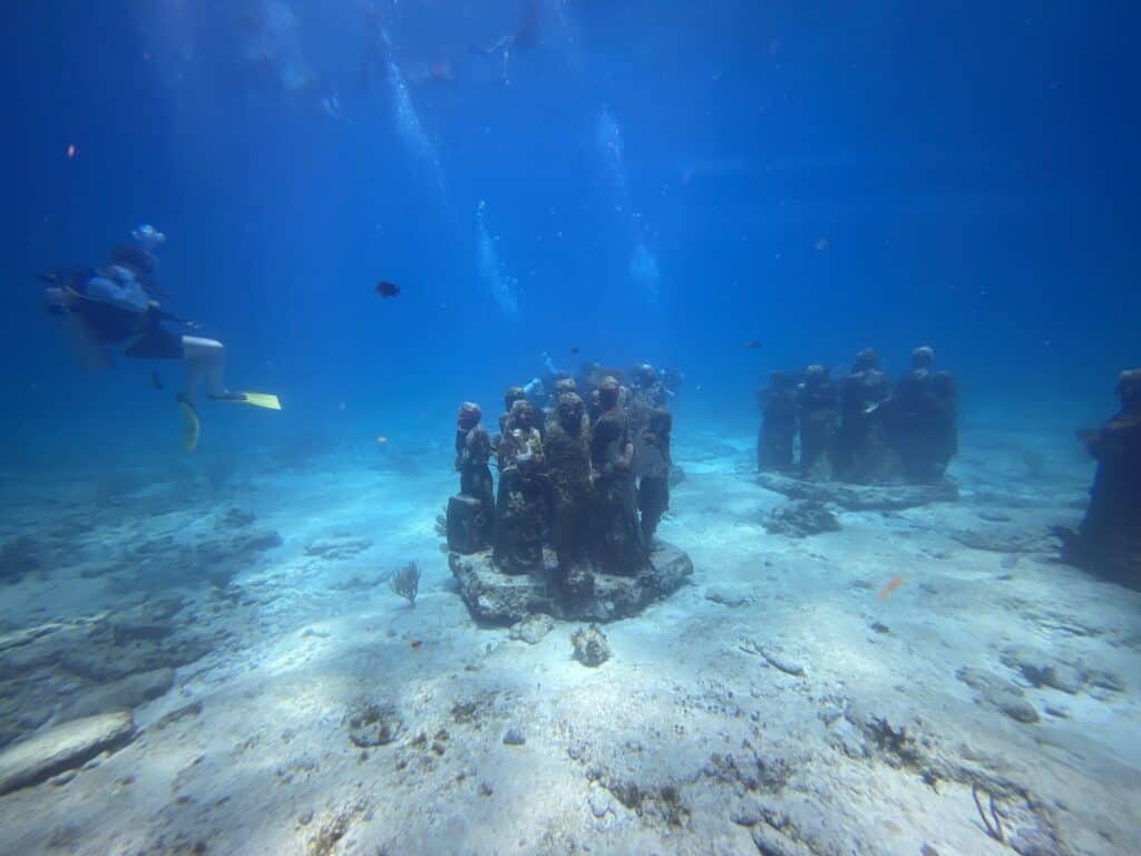 Cancún víz alatti múzeum szobrok között